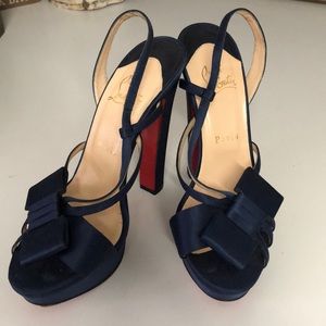 Satin platform pumps